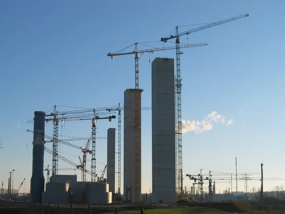 Budowa elektrowni — żurawie na placu budowy — zdjęcie poglądowe