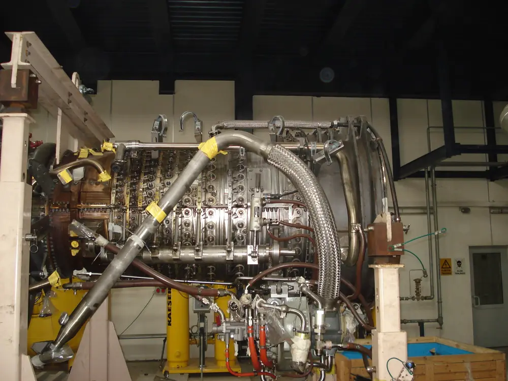Turbina gazowa GE LM6000 podczas przeglądu — zdjęcie poglądowe